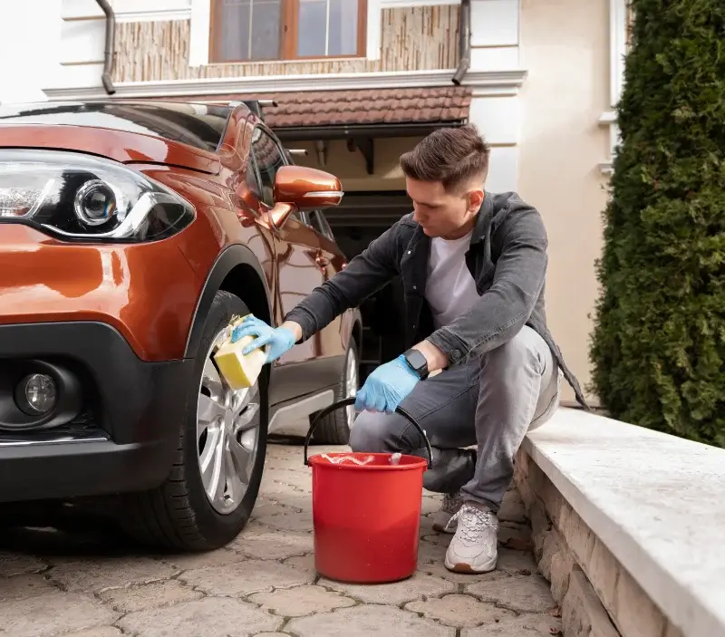 Lavage auto à domicile Ladern-sur-Lauquet : professionnel intervenant sur un véhicule